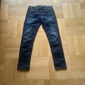 Blåa dondup jeans - Säljer dessa as snygga dondup jeansen. Färgen är blå och storleken är W32. Modellen är George. Hör av dig vid frågor!