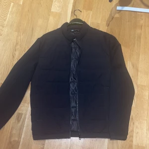 Svart jacka från Zara medium  - Snygg svart jacka från Zara med dragkedja framtill. Jackan har en stilren design med långa ärmar och en quiltad look. Perfekt för kyligare dagar. Använt max 3 gånger så gott som ny 