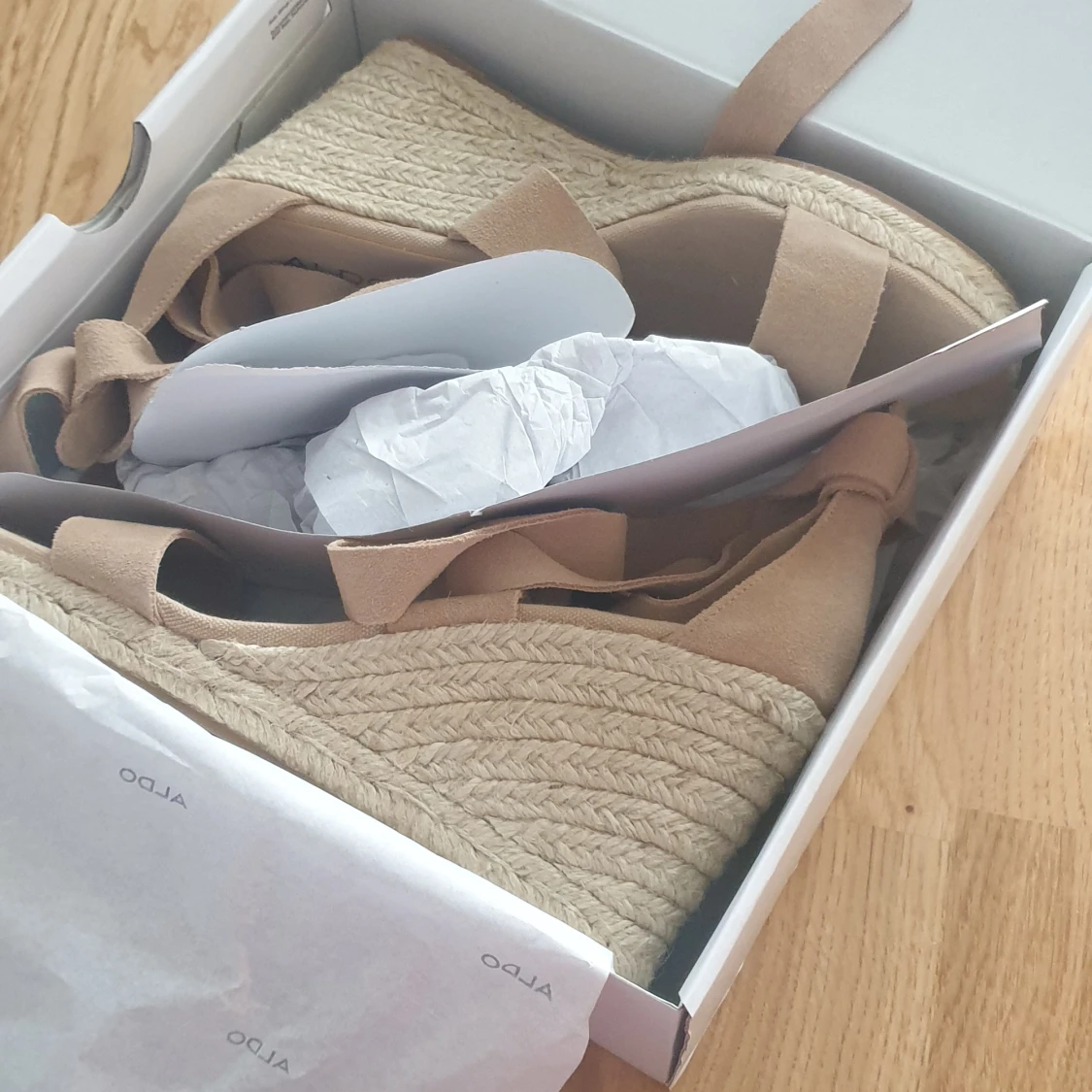 Beige kilklackssandaler från Aldo - 1