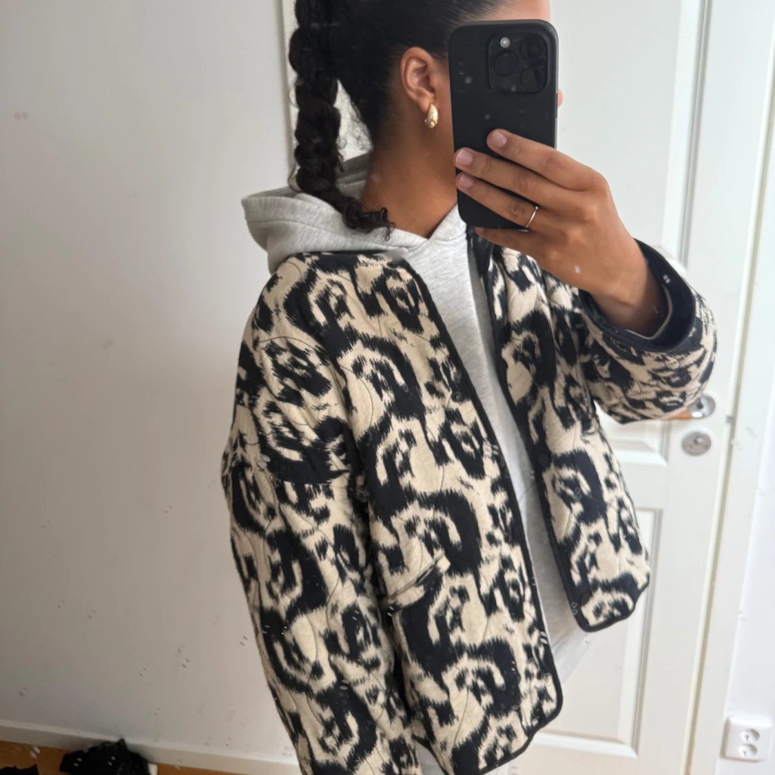 Svart och beige leopardmönstrad jacka - 1