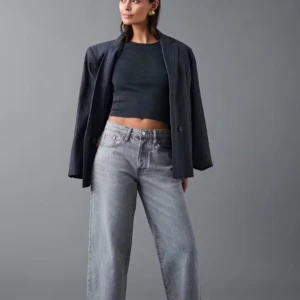 Grå jeans med hög midja - Snygga grå jeans med hög midja från Gina Tricot. De har en baggy passform som ger en avslappnad look. Perfekta för en stilren vardagsoutfit. Säljer då byxorna är för små. Nypris 500kr. Priset kan diskuteras. 💞💞