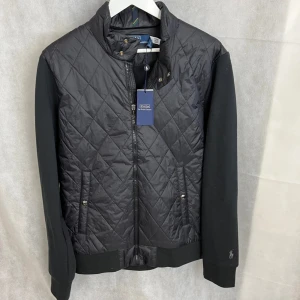 Ralph Lauren caridgan  - Riktigt nice cardigan av Ralph Lauren. Helt ny. Storlek M. Modellen är 185.