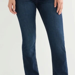 Mörkblå jeans från True Religion - Snygga mörkblå jeans från True Religion med ikonisk broderad ficka. Klassisk femficksdesign och passar som bootcut men kallas straight. Perfekta för en stilren look.