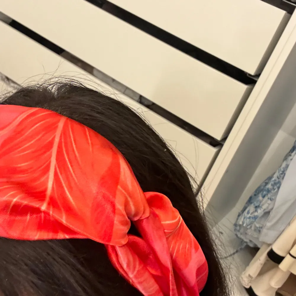 Snyggt rött diadem med ett iögonfallande bladmönster. Tillverkat i ett glansigt material som ger en lyxig känsla. Perfekt för att piffa upp vilken outfit som helst!. Asusteet.
