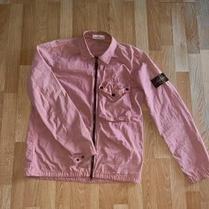 Rosa jacka från Stone Island - 1600 i bundle med stone hoodie!