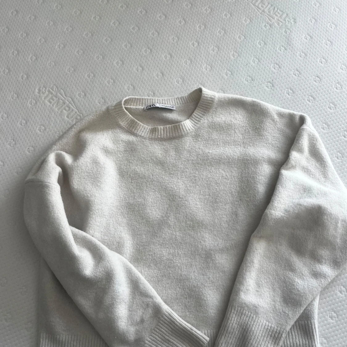 Vit stickad tröja - 1