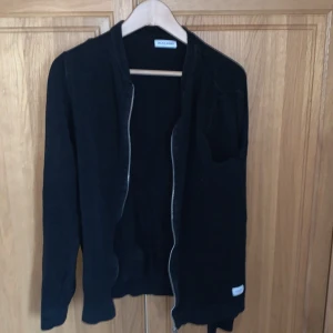 Hoodie  - Jag säljer en Jack Jones hoodie med drag kedja det är storlek M på den och den är använd 10-15 gånger skriv för mer bilder eller information 