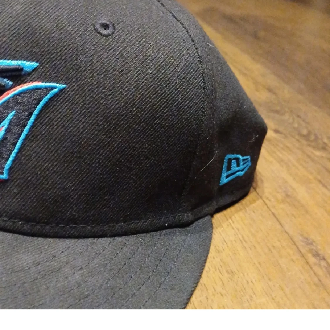 Svart keps med broderad logotyp - 3