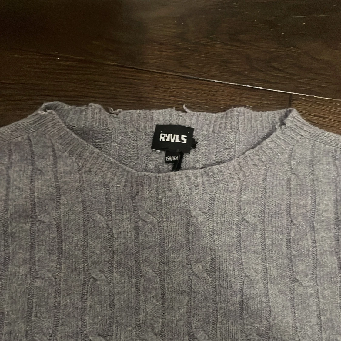 Grå stickad tröja från RVLS - 2