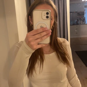 Vit långärmad topp från 157 - Säljer en enkel och stilren vit långärmad topp från 157. Perfekt för lager-på-lager eller att bära som den är. Toppen har en rund halsringning och är tillverkad i ett mjukt material. 💕