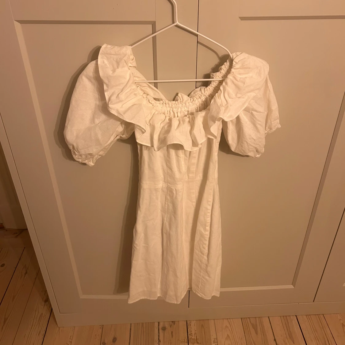 Vit linne klänning med volangkrage - 1