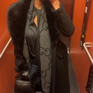 ZARA KAPPA - Elegant svart kappa med lyxiga pälsdetaljer runt kragen. Har haft på mig den 2-3 gånger. Ser alldeles ny ut, NYPRIS 1700kr. Priset kan diskuteras😄