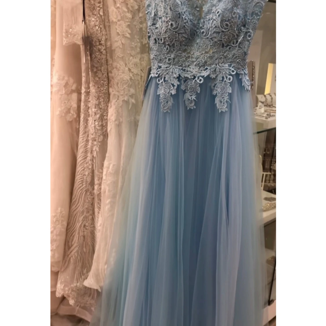 Ljusblå långklänning med spetsdetaljer