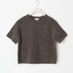 Grå/Brun kortärmad stickad tröja - Grå/Brun stickad T-shirt från Gina Young, oanvänd & säljer då den inte kommer till användning