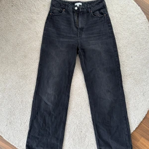 jeans svarta - Snygga svarta jeansbyxor från H&M med hög midja och dragkedja. Byxorna har en rak passform och är perfekta för en stilren look 😘💞Sägs vara storlek 40 men det sitter mer som 38!