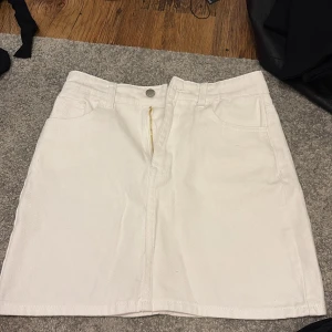 Vit jeanskjol från Shein - Snygg vit jeanskjol från Shein i storlek S. Kjolen har en klassisk design med dragkedja och knapp framtill samt fickor både fram och bak. Aldrig använda då de är lite stora för mig i midjan och jag gillar inte att ha bälten. 🤍