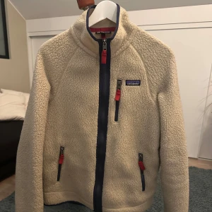 Patagonia Fleece - En skön Patagonia Fleece i storlek Small. Skicket är väldigt bra faktiskt och ser super fräsch ut. Ifall du har någon fråga eller vill ha fler bilder på Fleecen är det bara att skriva. 😊
