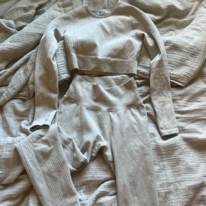 Beige ribbadtnings sett från Aim'n - Säljer en beige ribbat tränings sett från Aim'n. Passar bra till både träning och avslappnade dagar. 400kr för båda 200kr/styck