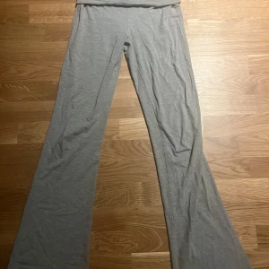Gråa yoga pants - Säljer ett par gråa yoga pants från Gina Tricot i storlek XS. Har en defekt som visas på andra bilden, men inget stort som är för tydligt💕