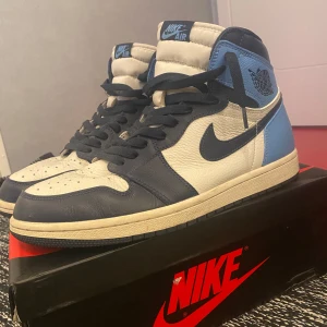 Jordan 1 Retro High Obsidians - Har använt 3 gånger utomhus men fortfarande bra kondition. Lite grus på sulorna och lite crease. Kom dm för fler funderingar!🙂 