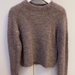 Beige stickad tröja - En beige stickad tröja, aldrig använd