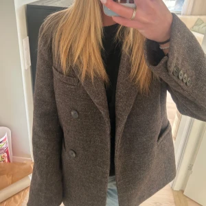 Brun kavaj från NA-KD - Oversized brun blazer jacka i ullblandning. Använd fåtal gånger och är som ny, jättebra kvalité! Storlek 36 från NAKD, nypris 1200 kr 🤎