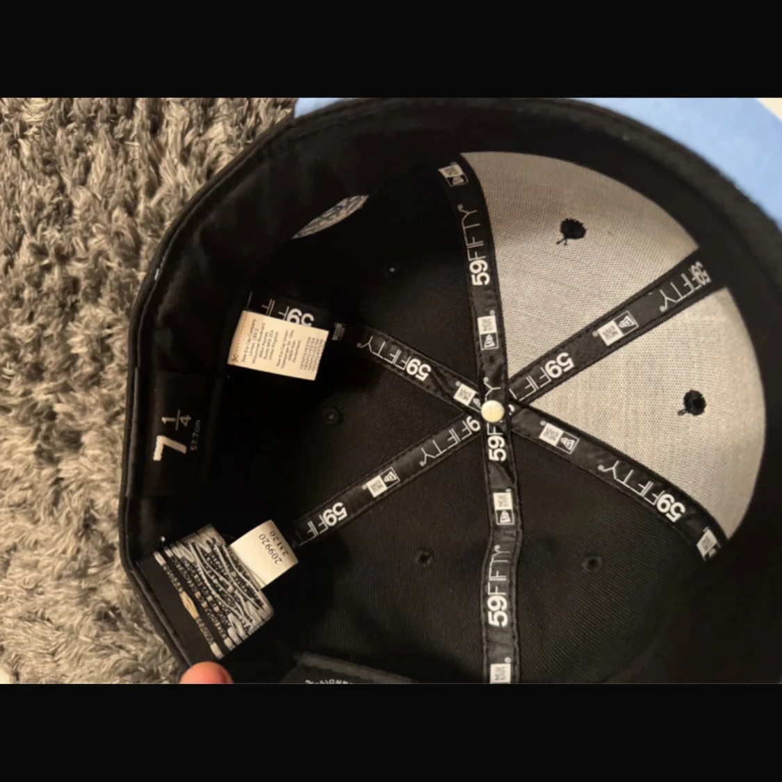 Svart keps från New Era med broderad design - 2