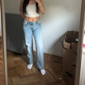 Ljusblå raka jeans - Säljer ett par ljusblå jeans med normal passform och raka ben. Klassisk femficksmodell med knapp och dragkedja framtill. Jag är ca 160 för referens. 👖låg/midwaist.