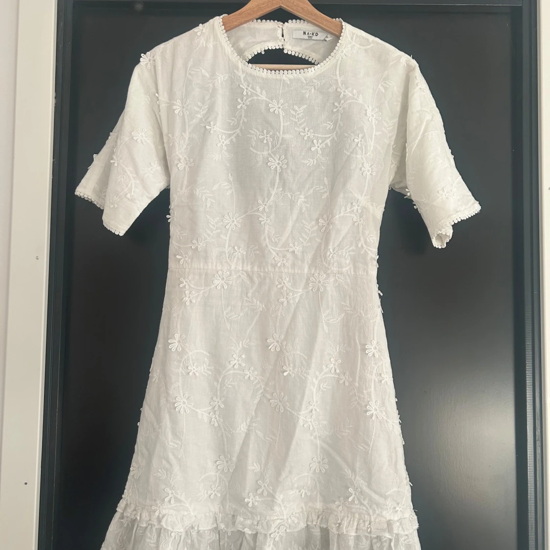 Vit blommig klänning från NA-KD