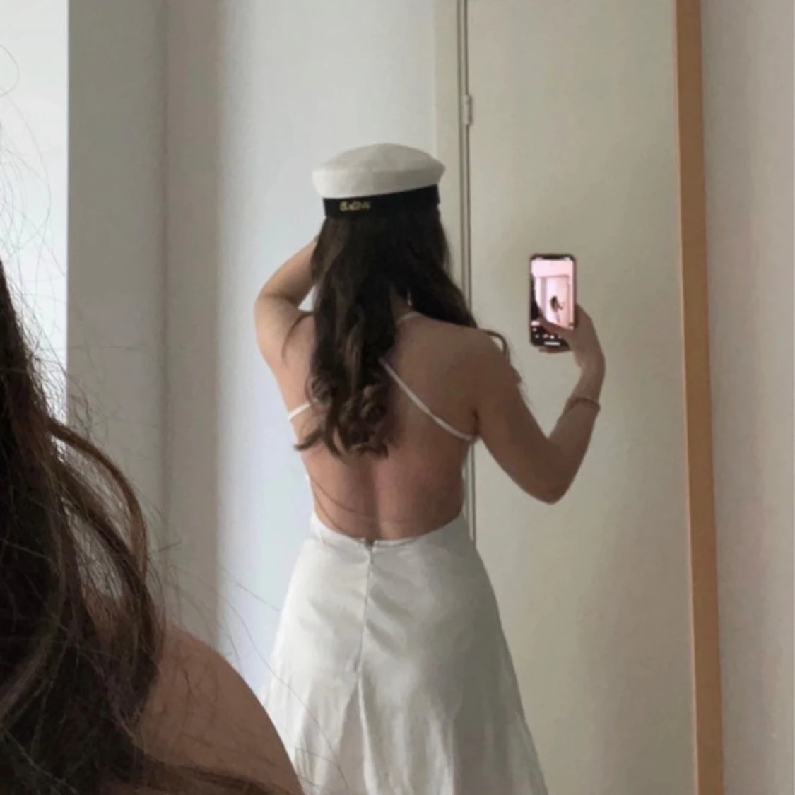 Vit axelbandslös klänning