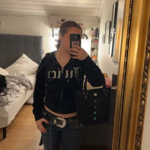 Svart juicy hoodie  - Säljer en svart juicy hoodie. Den har strasstenar, alla sitter kvar. Den är i bra skick och det syns inte att den är använd, inga hål eller fläckar.