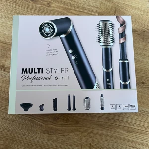 Multi Styler 6-in-1 hårstyler - Säljer en Multi Styler 6-in-1 med flera utbytbara borsthuvuden och tillbehör för styling av håret. Perfekt för att skapa volym, lockar eller släta frisyrer. Inkluderar rundborste, fönmunstycke och diffuser. Ena locktångsstycket går åt höger och den andra åt vänster. Allt levereras i originalförpackning. Jag har öppnat den, men allting som var kvar från början är kvar, inkl bruksanvisning
