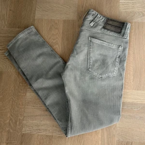 Replay Anbass jeans - Säljer nu dessa Replay Anbass jeans i riktigt fet grå färg. De är i väldigt fint skick, som nya. De är i storlek W30 L32. Hör av dig om du har funderingar!🙌🏼