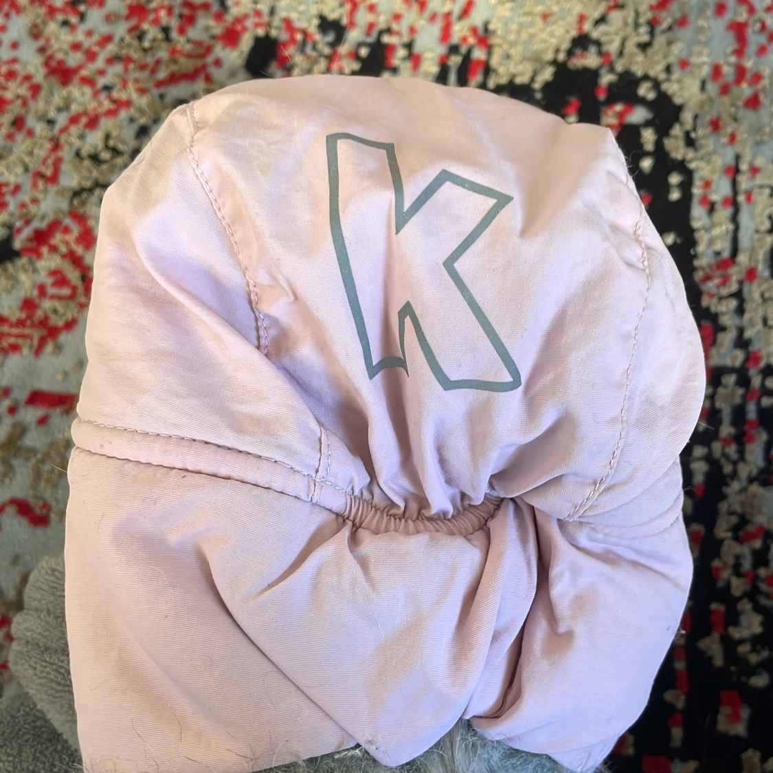 Ljusrosa pälsfodrad vintermössa med K-märke - 1