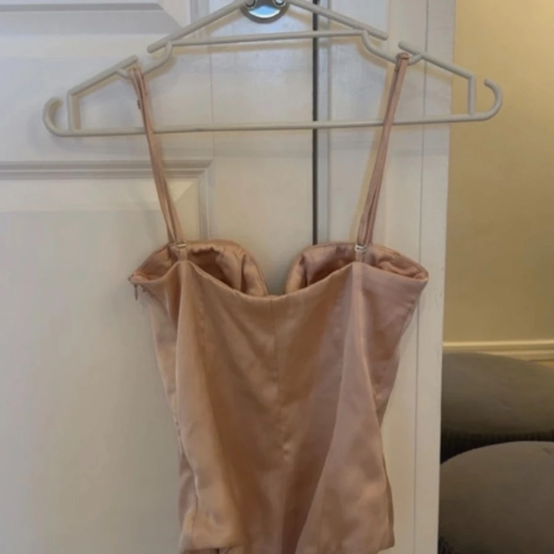 Beige/rosa satin body med tunna axelband - 1