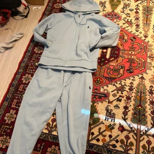 Polo Ralph Lauren Tracksuit - Säljer en ljusblå  Tracksuit från Polo Ralph Lauren i storlek S.  Inga defekter används 2-3 gånger och den ser ut som ny