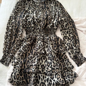 Volangklänning med leopardprint - Superfin gammal klänning med leoprint från gina. Knappt använd