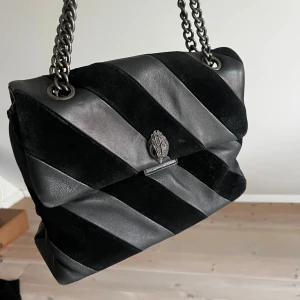 Kurt geiger väska  - Kurt geiger väska i svart läder med mocka. Använd och tecken på slitningar. 