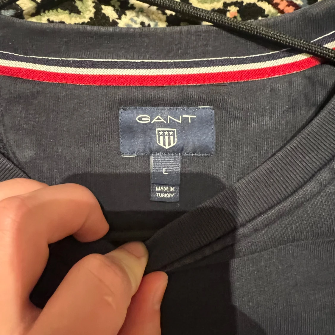 Mörkblå sweatshirt från GANT med broderad logga - 1