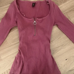 Ribbad rosa topp från Piazza Italia 💗 - Säljer en ribbad långärmad topp i rosa från Piazza Italia. Toppen har en dragkedja där framme (och passar även fint men en vit eller svart linne under.) 💗🫶🏼