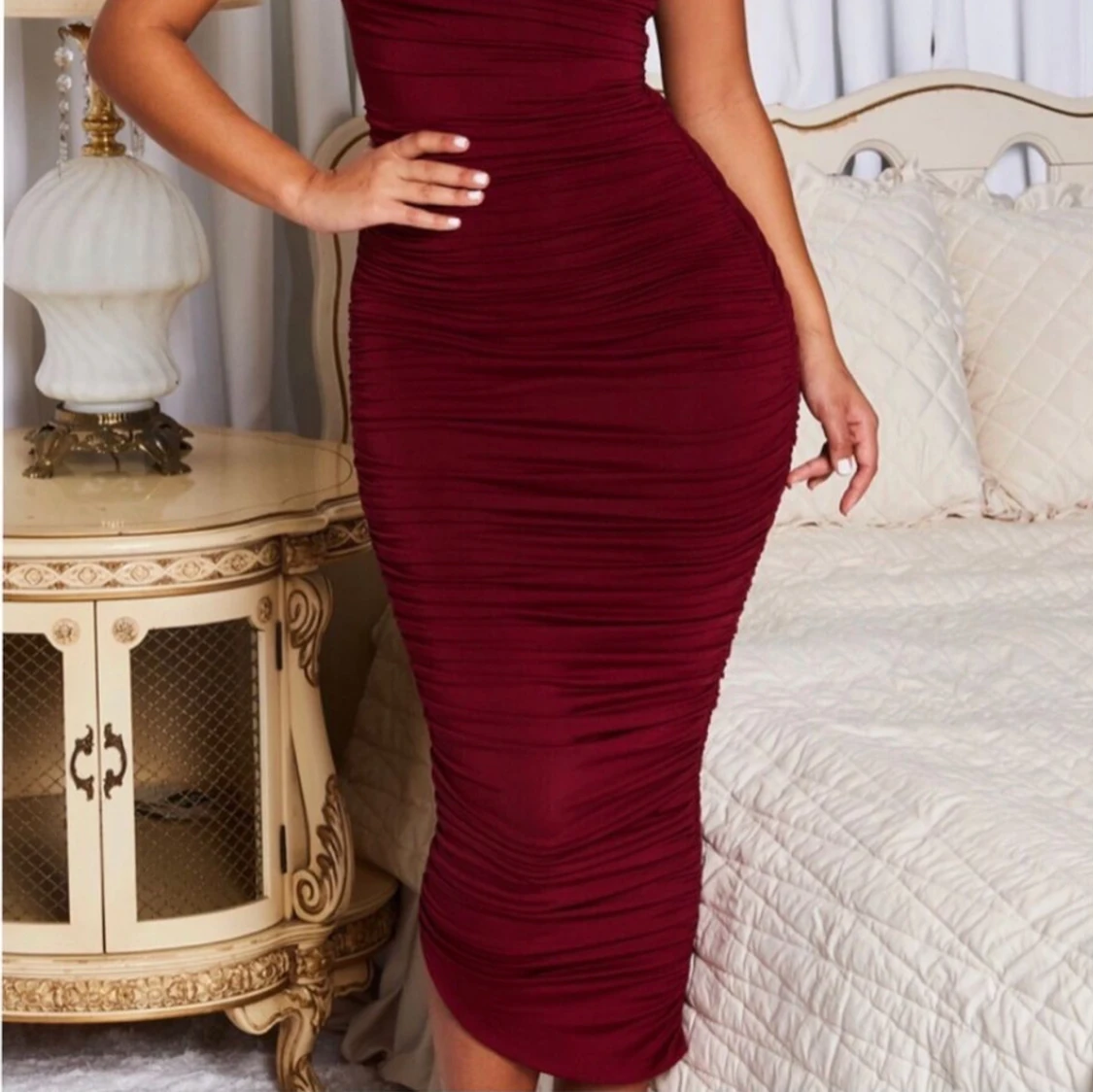 Vinröd one shoulder klänning från Oh Polly - 4