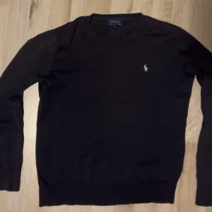 Polo Ralph lauren stickad tröja  - Säljer nu denna extremt snygga polo Ralph Lauren tröjan för endast 299 kr eftersom jag växt ur den. 8/10 skick, knappt någon defekt kanske någon liten slitning. Storlek 160, 14-16