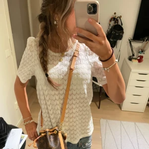 Spets topp - Jätte fin vit spets topp med söta detaljer. Tröjan är i mycket bra skick och knappt använd. I storlek S, pris kan diskuteras💓💓