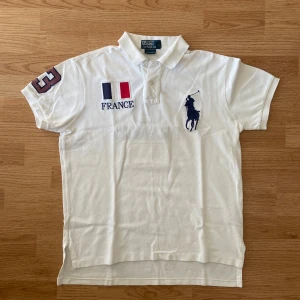 Ralph Lauren France Polo / Pike - !skicka bud för snabb affär! Fet Ralph lauren France pike, storlek M i bra skick. Mått:63.5 längd 51.5cm bredd 