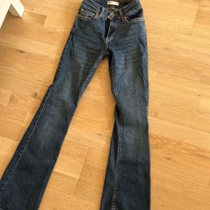 Blå jeansbyxor från Gina Tricot Perfect Jeans - Säljer ett par klassiska blå jeansbyxor från Gina Tricot, modellen Perfect Jeans. Byxorna har normal passform med utsvängda ben. Perfekta till vardags och enkla att matcha med olika toppar.