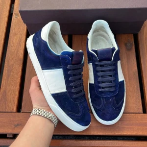 Valentino flycrew - Säljer dessa snygga flycrews! Skorna är i size 41 men passar även 42! Vad ingår? Box, dustbag! Skorna är repainted och finns risk för att färgen kan färga av sig. Därav skick 7/10. Hör av dig vid minsta fundering😌