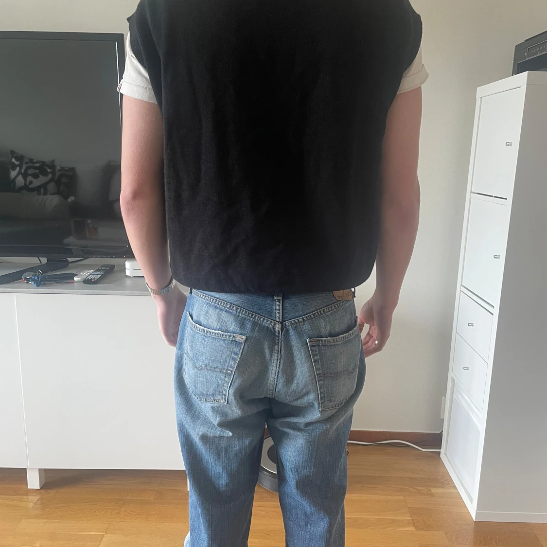 Svart stickad väst med v-ringning - 1