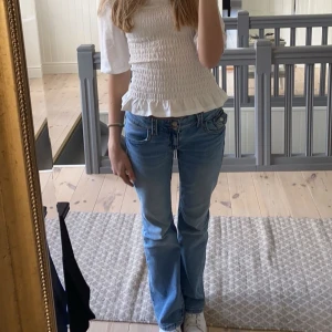 Ljusblå low waist bootcut jeans - Säljer mina ljusblå low waist jeans bootcut från YOUNG Gina. Använda endast ett fåtal gånger, inga defekter. Storlek 170 men passar mig som är xs/s och 168 lång.