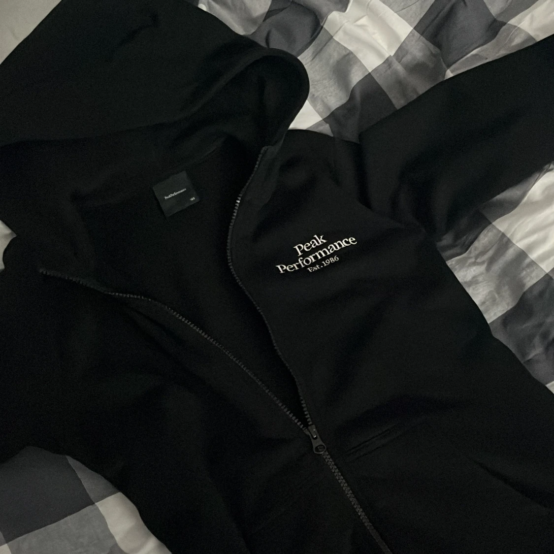 Svart hoodiejacka från Peak Performance