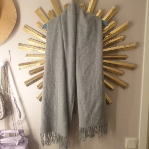 Halsduk  - Oanvänd halsduk från ichi. Nypris var 299kr